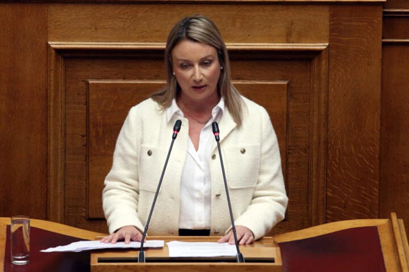 Στην Ολομέλεια της Βουλής έφερε η βουλευτής του ΠΑΣΟΚ-Κινήματος Αλλαγής Κατερίνα Καζάνη, μέσω επίκαιρης ερώτησης, το ζήτημα του παλαιού υδροθεραπευτηρίου «Άγιοι Ανάργυροι» στα Λουτρά Αιδηψού. Η κ. Καζάνη αναφέρθηκε στην κακή κατάσταση που βρίσκεται το ιστορικό μνημείο, εξαιτίας της πολυετούς αδιαφορίας των αρμοδίων. Η βουλευτής αναφέρθηκε στις απαντήσεις του Υπουργείου Πολιτισμού στις έως τώρα παρεμβάσεις της. Σύμφωνα με τις εν λόγω απαντήσεις, μετά από αυτοψία στο μνημείο, κρίθηκε αναγκαία η εκπόνηση επικαιροποιημένων μελετών ύψους 452.501,71€ και η λήψη άμεσων μέτρων άρσης ετοιμορροπίας 75.000€. Σύμφωνα με το Υπουργείο, τα άμεσα μέτρα θα λαμβάνονταν μέχρι τα τέλη Οκτωβρίου. Παρόλα αυτά, στο τέλος Νοεμβρίου δεν έχει ληφθεί κανένα μέτρο. «Αντίθετα», όπως επισήμανε η βουλευτής «η παρατεταμένη αδράνεια και καθυστέρηση των μέτρων είχε ως άμεσο αποτέλεσμα να καταρρεύσει η οροφή του κτιρίου, προκαλώντας ανεπανόρθωτη φθορά σε ένα μοναδικό μνημείο». Η κα Καζάνη ζήτησε να ενημερωθεί πότε θα ξεκινήσουν τα έργα άρσης ετοιμορροπίας, το λόγο που δεν τηρήθηκε το χρονοδιάγραμμα και ποιο είναι το επικαιροποιημένο χρονοδιάγραμμα ολοκλήρωσής τους. Ακόμα, ζήτησε να ενημερωθεί για την πρόοδο της εκπόνησης των επικαιροποιημένων μελετών. Η Υπουργός Πολιτισμού, κ. Μενδώνη, στην απάντησή της, επεσήμανε ότι το παλαιό υδροθεραπευτήριο «δεν βρίσκεται σήμερα στην καλύτερη δυνατή κατάσταση» και αιτιολόγησε την καθυστέρηση των έργων άρσης ετοιμορροπίας ως αποτέλεσμα «των ειδικών συνθηκών του μνημείου και της ανάγκης διασφάλισης των μέτρων απόλυτης προστασίας μελετητών και εργαζομένων». Σύμφωνα με την κα Μενδώνη, τα σωστικά μέτρα θα ληφθούν στις αρχές του 2026. Ως προς τον διαγωνισμό για την εκπόνηση των επικαιροποιημένων μελετών, η Υπουργός ανέφερε ότι στις 25 Νοεμβρίου ξεκίνησε η διαδικασία αποσφράγισης των προσφορών, ότι η ανάθεση των μελετών θα ξεκινήσει, επίσης, στις αρχές του 2026, και ότι η εκπόνησή τους θα διαρκέσει εννέα μήνες. Η κα Καζάνη επεσήμανε στην Υπουργό ότι υπάρχει δυσπιστία στην περιοχή λόγω των συνεχών καθυστερήσεων, ότι πρέπει να τηρηθούν οι κανόνες ασφαλείας για τους εργαζόμενους στο μνημείο, αλλά τόνισε ότι δεν υπάρχουν περιθώρια για περαιτέρω καθυστερήσεις και ότι το νέο χρονοδιάγραμμα πρέπει να τηρηθεί. Η Κατερίνα Καζάνη θα συνεχίσει να παρακολουθεί το θέμα και θα συνεχίσει να ασκεί πιέσεις, ώστε οι δεσμεύσεις του Υπουργείου να γίνουν πράξεις.